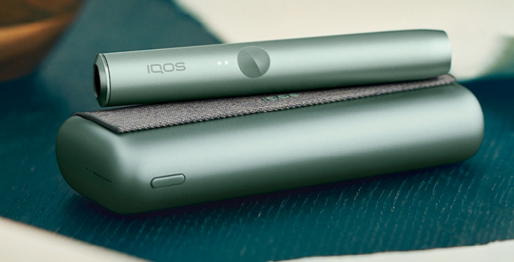 Jade Green IQOS ILUMA PRIME držalo in žepni polnilnik.