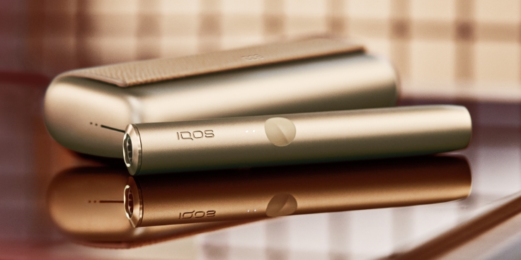 Gold Khaki IQOS ILUMA PRIME držalo in žepni polnilnik.