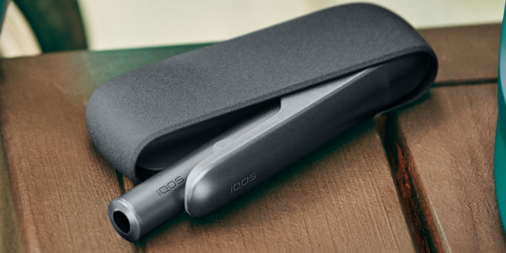 A Pebble Gray IQOS ILUMA držalo in žepni polnilnik.