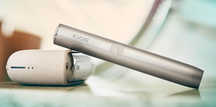 A Pebble Beige IQOS ILUMA držalo in žepni polnilnik
