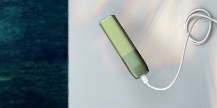 IQOS ILUMA ONE naprava na mizi.