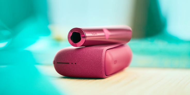 Sunset Red IQOS ILUMA naprava na mizi