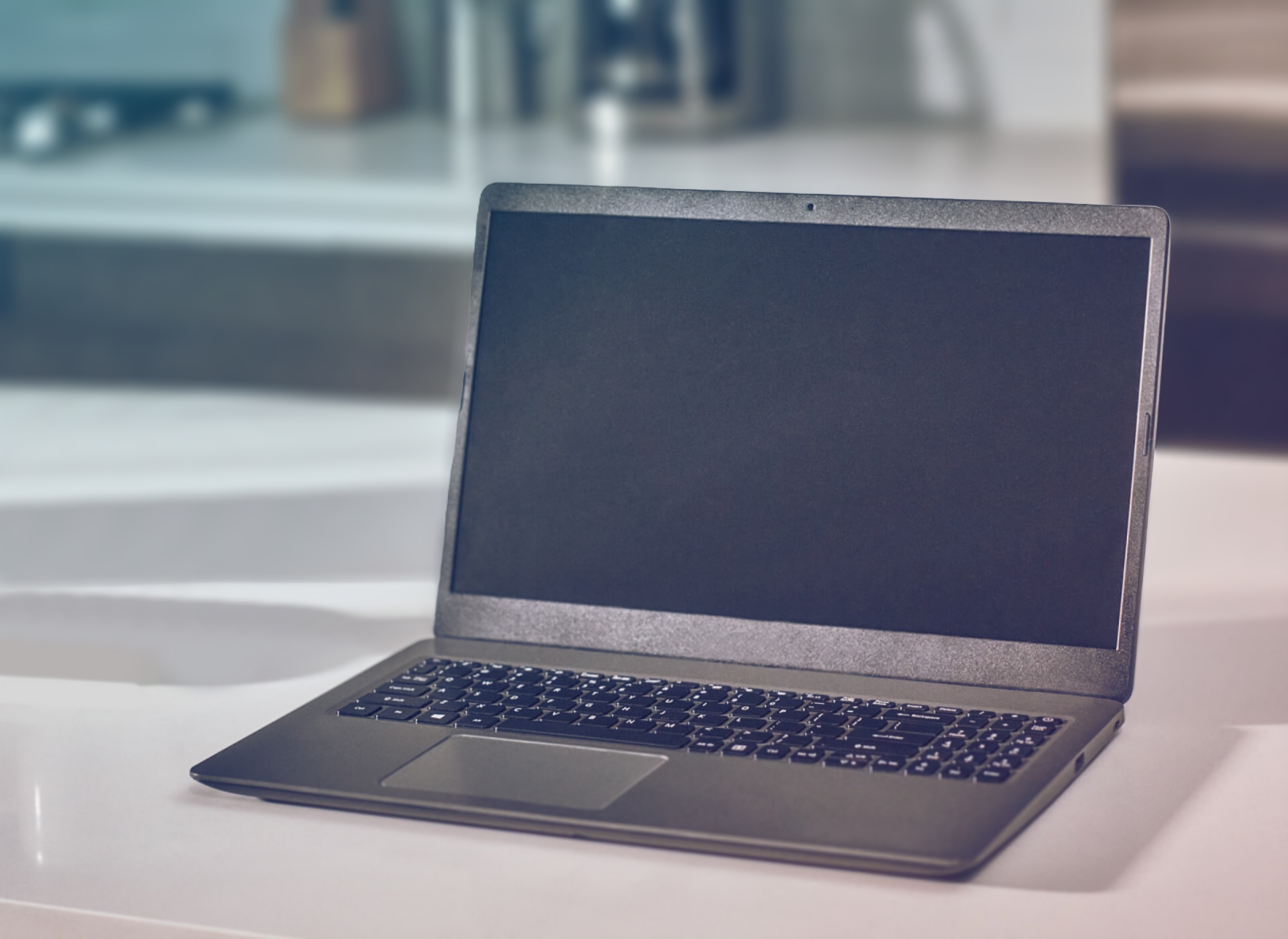 Otvoren laptop na radnoj površini.