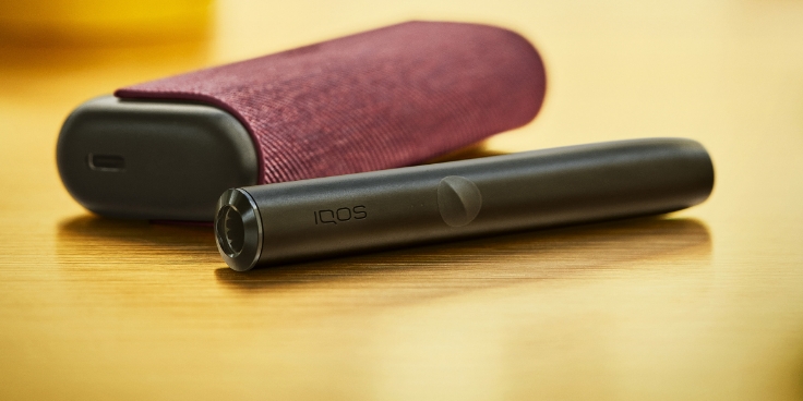 Obsidian Black IQOS ILUMA PRIME držalo in žepni polnilnik.